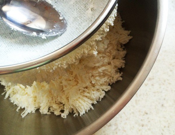 Сир двічі протерти через кухонне сито