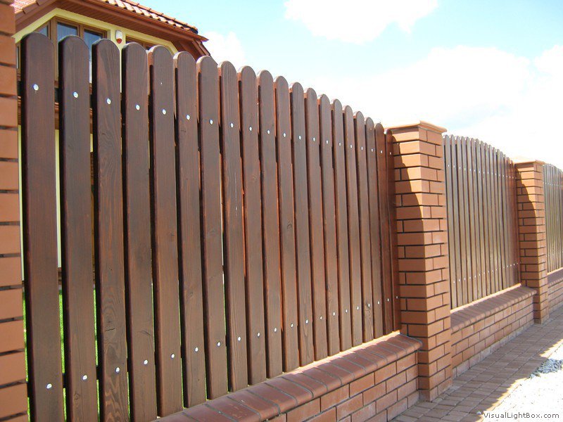 Огорожа з штахетника - недорогий паркан для дачі і будинки