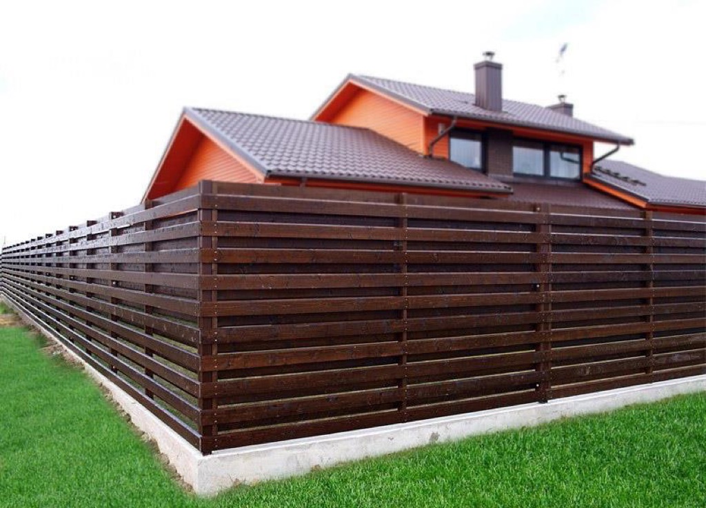 Норвезькі огорожі: цікаві дерев'яні паркани для дому та дачі