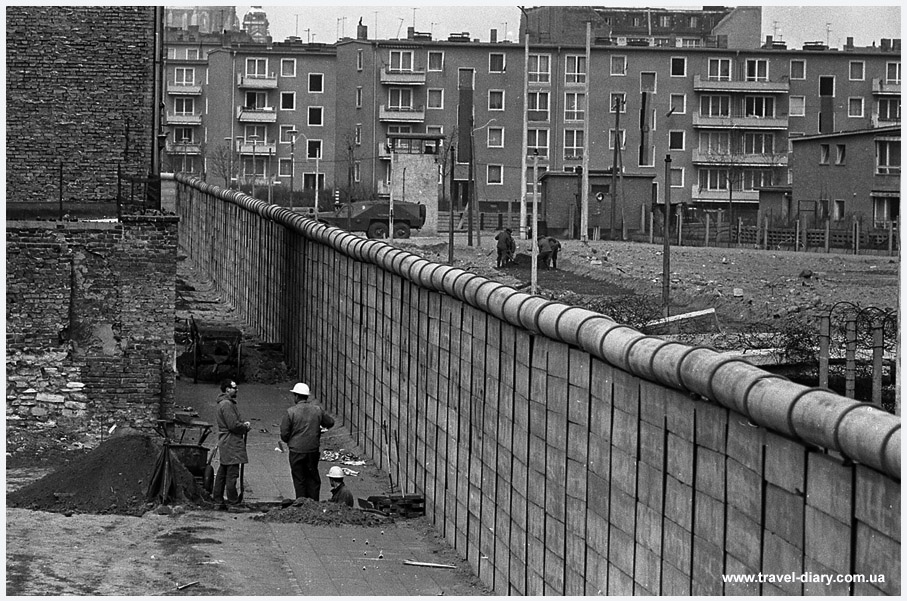 На тлі загострення конфлікту між двома військово-політичними блоками - НАТО та країнами Варшавського договору, керівництвом соціалістичного табору було прийнято рішення про зведення Берлінської стіни