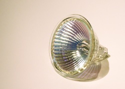 З усіх   сучасних джерел світла   галогенні лампи мають найбільш якісною передачею кольору