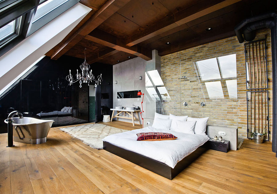 Розташування ліжка під найвищою точкою даху важливо не тільки візуально, але і психологічно