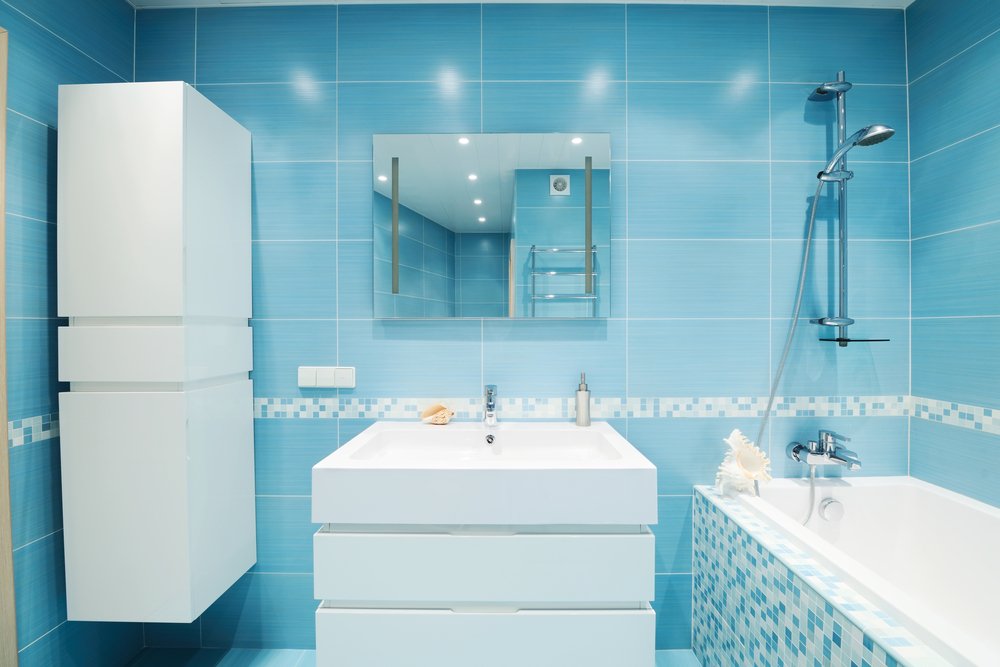 Зелена плитка у ванній кімнаті   Блакитна плитка у ванній кімнаті