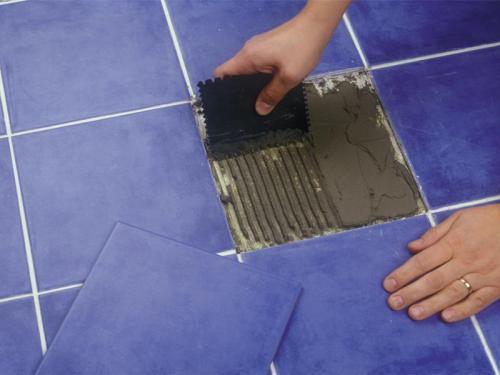 Якщо у ванній відійшла плитка разом з цементним розчином, то необхідно очистити за допомогою викрутки або ножа поверхню стіни, також очистити тильну сторону плитки наждачним папером і закріпити її, використовуючи цементний розчин