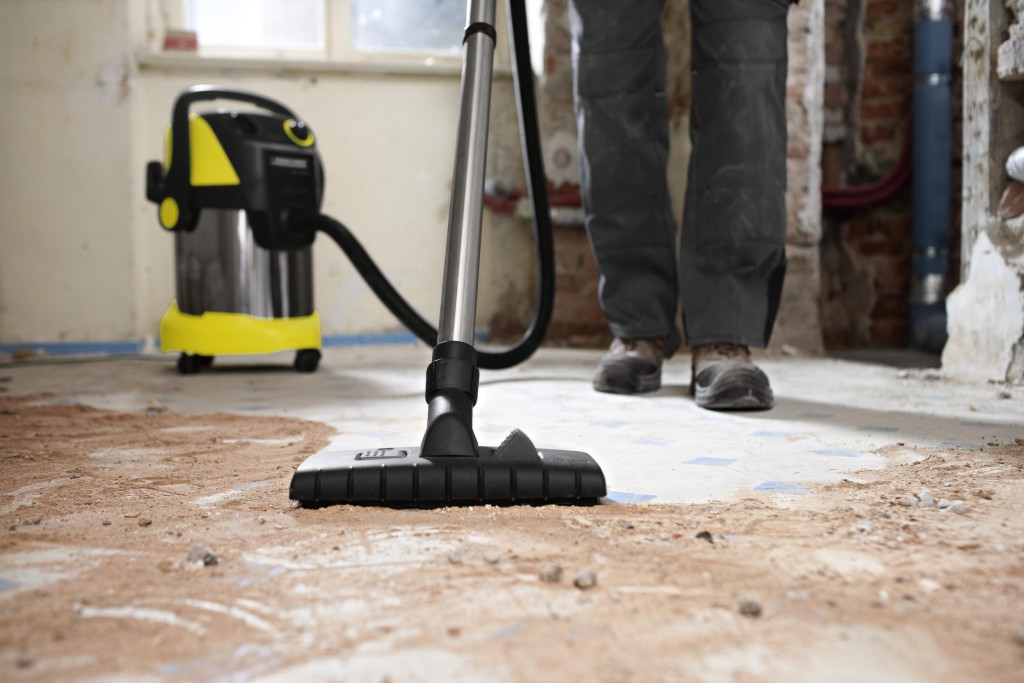 прибирання підлоги за допомогою пилососа (підготовка до покриття лаком);