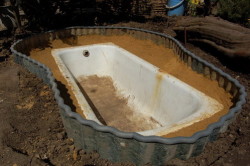 стара ванна;   клей;   пісок;   цемент;   вода;   металева сітка;   камені;   суха глина;   щебінь