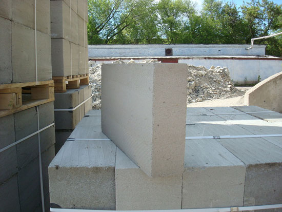 А ось товщина блоку впливає переважно на теплоеффектівность стіни, а не на несучі здібності