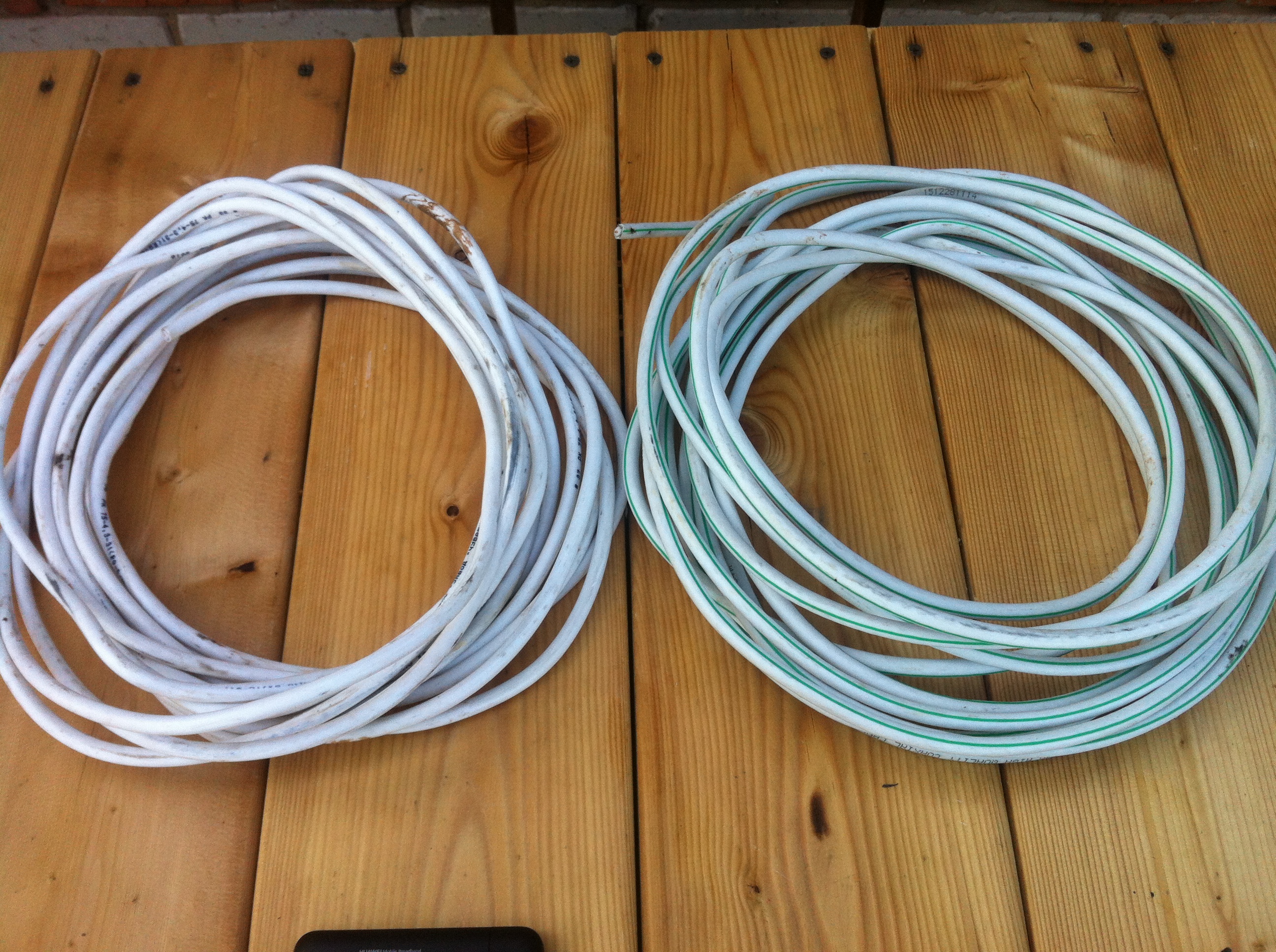 Два коаксіальних кабелю з опором в 75 ом