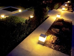 Існують і більш сучасні способи управління   вуличним освітленням   , Які дозволяють включати світло у дворі і в саду натисканням всього однієї кнопки