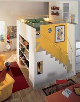 Якщо дозволяє висота, то спальне місце можна підняти, зробивши внизу книжкову шафу або розмістивши там робочу зону