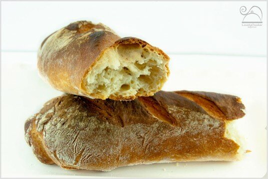 Багет (baguette - по французьки означає палиця) - це довгий хліб, який поширений у всіх франкомовних країнах, колишніх французьких колоніях